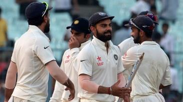 भारत- न्यूजीलैंड के बीच कोलकाता में खेले गए दूसरे टेस्ट मैच में टीम इंडिया ने मेहमान टीम को चारों खाने चित्त कर दिया। भारतीय टीम ने तीन मैंचों की सीरीज़ 2-0 से जीत ली।