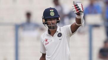 टीम इंडिया के विकेटकीपर-बल्लेबाज रिद्धीमान साहा को अपने शानदार खेल के लिए मैन ऑफ द मैच दिया गया। रिद्धीमान साहा ने टेस्ट मैच की दोनों पारियों में अर्धशतकीय पारी खेली थी।