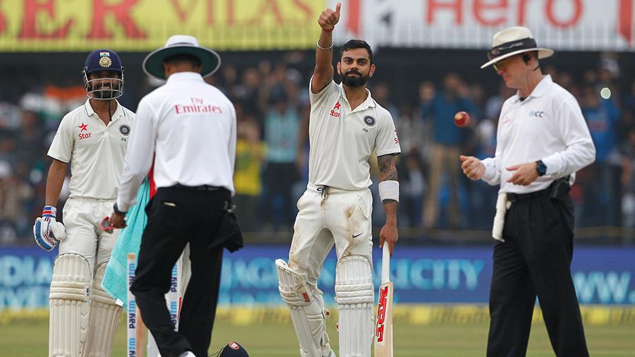 इंदौर के होल्कर स्टेडियम में भारत-न्यूजीलैंड के बीच खेले गए तीसरे टेस्ट मैच का पहला दिन टीम इंडिया के नाम रहा। टॉस जीतकर पहले बल्लेबाजी करती भारतीय टीम ने तीन विकेट के नुकसान पर 267 रन बनाए। 