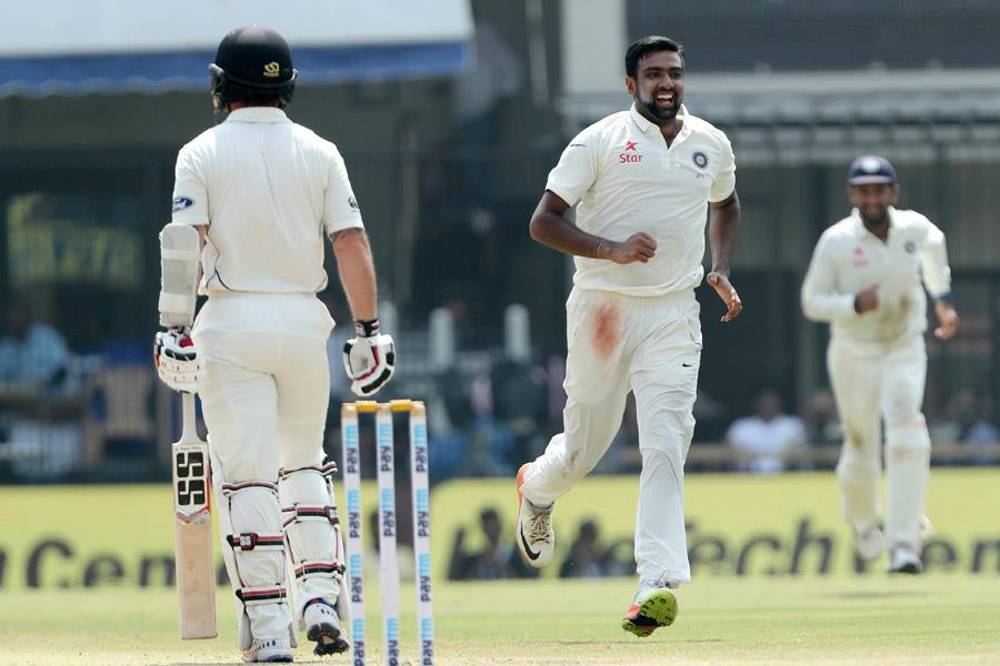 तीसरे टेस्ट मैच की पहली पारी में बल्लेबाजी करते हुए न्यूजीलैंड की टीम 299 रनों पर सिमटी गई। ऑफ स्पिनर रविचंद्रन अश्विन ने छह विकेट चटकाए।
