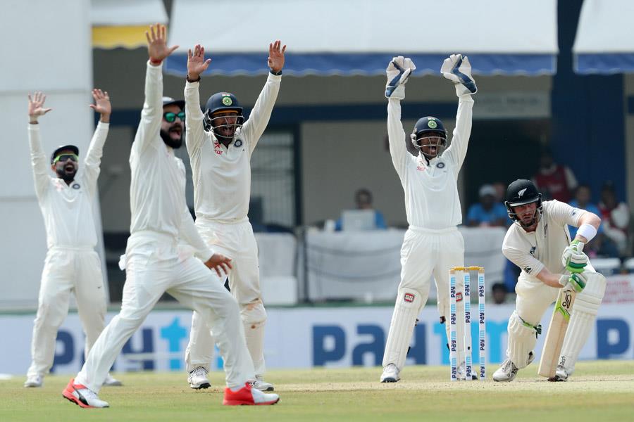 भारत ने टेस्ट मैच के दूसरे दिन अपनी पहली पारी पांच विकेट पर 557 रन बनाकर घोषित की थी। तीसरे दिन सुबह न्यूजीलैंड ने दूसरे दिन के स्कोर बिना विकेट खोए 28 रन से आगे खेलना शुरू किया था।