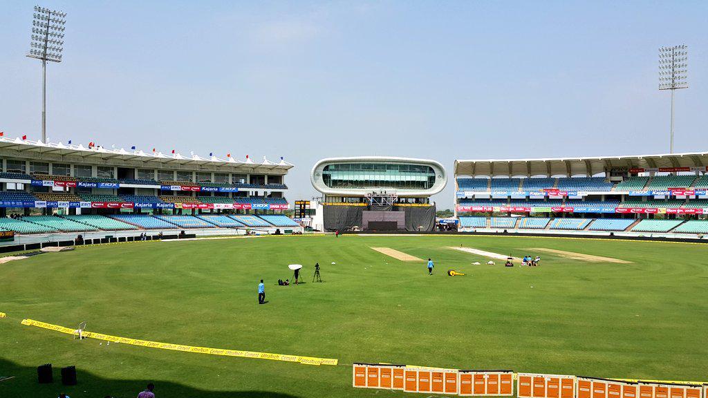 सौराष्ट्र क्रिकेट असोसिएशन ने इस मैदान को लॉर्ड्स की तर्ज पर बनाया है। यहां जनवरी 2013 में पहला वनडे इंटरनैशनल मैच भारत और इंग्लैंड के बीच ही खेला गया था। 