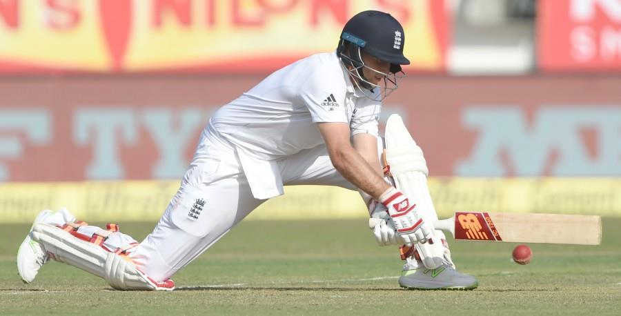 टॉस जीत कर बल्लेबाजी करने उतरी इंग्लैंड की टीम ने अपनी पहली पारी में 537 रन बनाए। इंग्लैंड की तरफ से तीन बल्लेबाजों ने शानदार शतक बनाए। 