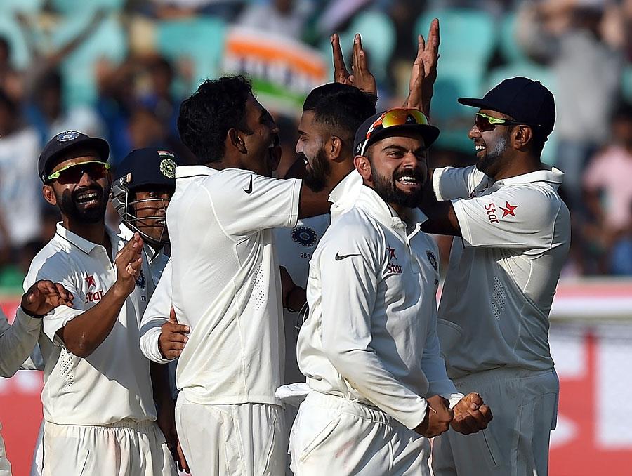 भारत-इंग्लैंड के बीच विशाखापत्तनम में खेले जा रहे दूसरे टेस्ट मैच के दूसरे दिन का खेल खत्म होने तक इंग्लैंड ने 5 विकेट के नुकसान पर 103 रन बना लिए हैं। 