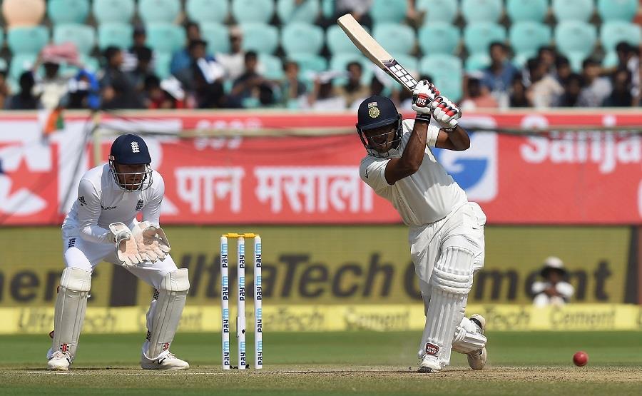 भारत की तरफ से अपना पहले टेस्ट मैच खेल रहे क्रिकेटर जयंत यादव ने पहले बल्लेबाजी के वक्त अश्वीन के साथ 50 से ज्यादा रनों की साझेदारी की बाद में एक विकेट लेकर अहम रोल निभाया। 