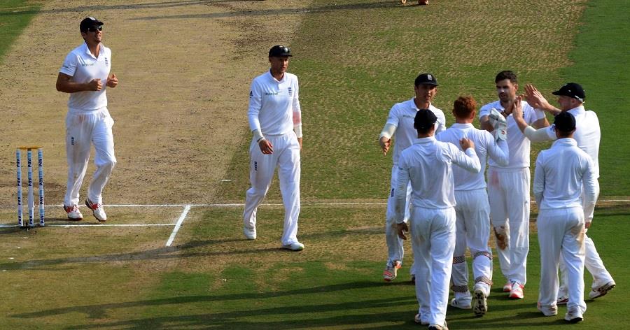 भारत-इंग्लैंड के बीच राजोकट में खेला गया पहला टेस्ट मैच ड्रॉ रहा था। कप्तान कोहली ने जुझारु पारी खेलते हुए तीन विकेट से मैच ड्रॉ कराया था।