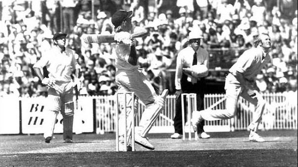 सबसे पहले टेस्ट मैच 1877 में ऑस्ट्रेलिया ने इंग्लैंड को 45 रन से हराया था। ठीक 100 साल बाद 1977 में शताब्दी टेस्ट मैच में ऑस्ट्रेलिया ने इंग्लैंड को 45 रन से हराया। 