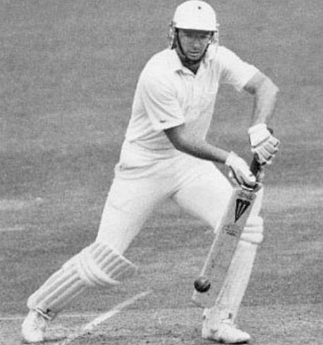 न्यूजीलैंड के वेलिंगटन और कैंटरबरी के बीच 1990 के एक मैच में वेलिंगटन के बर्ट वेंस ने अपने ओवर में 17 नो-बॉल फेंकी। इस तरह उस ओवर में 6 चौकों और 8 छक्कों की मदद से 77 रन बने। 
