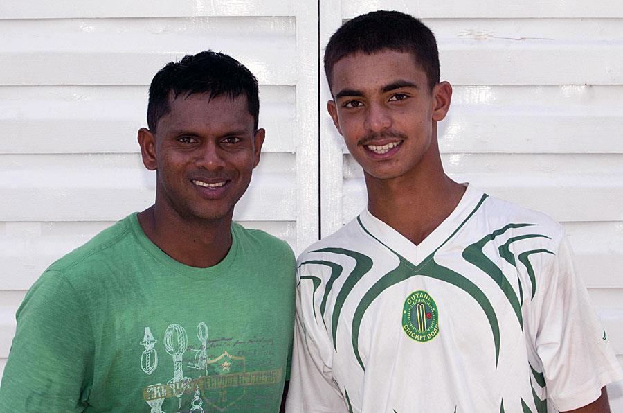 वेस्टइंडीज के क्रिकेटर शिवनारायण चंद्रपॉल और उनके बेटे टैगनारायण ने एक साथ गांधी यूथ ऑर्गनाइजेशन की ओर से खेलते हुए ट्रांसपोर्ट स्पोर्ट्स क्लब के खिलाफ 40 ओवरों के एक मैच में 256 रनों की एक महत्वपूर्ण साझेदारी निभाई। 