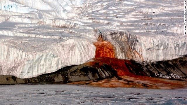 ब्लड फॉल्स अंटार्कटिका - अंटार्कटिका का टेलर ग्लेशियर पर जमी बर्फ में एक जगह ऐसी भी है जहां से लाल रंग का झरना बहता है। इसे देखकर ऐसा लगता है कि इस झरने से खून बह रहा हो। 