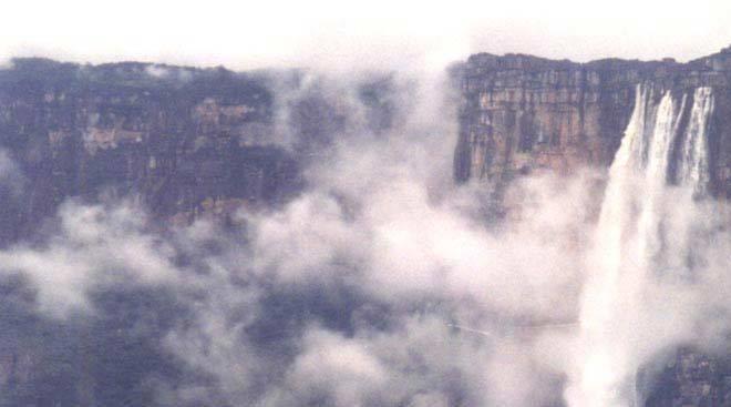 एंजल फाल्स - यह दुनिया का सबसे ऊंचा वाटरफॉल है जिसकी ऊंचाई 979 मीटर है। ये इतना ऊंचा है कि पानी नीचे ज़मीन पर गिरने से पहले ही भाप बन जाता है या तेज हवा में धुंध के रूप में उड़ जाता है। 