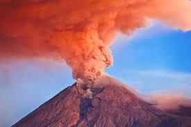 माउंट मेरापी वोल्केनो - इंडोनेशिया का यह सबसे सक्रिय ज्वालामुखी है और 1548 से यह लगातार सक्रिय है। जब इसमें विस्फोट नहीं होता है तब भी इससे बहुत मात्रा में धुंआ निकलता रहता है।