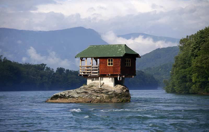 सर्बिया - पानी के बीचों बीच एक पत्थर के उपर किसी तरह इस कुटिया को बनाया गया है। इस घर तक पहुंचने के लिए भी पानी से होकर जाना पड़ता है। 