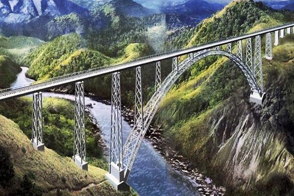 2017 में निर्माण कार्य पूरा होने के बाद भारत में निर्मित चेनाब पुल विश्व का सबसे ऊंचे रेल पुलों में से एक होगा । चेनाब नदी पर बना यह पुल नदी से 359 मीटर ऊंचा है। इसकी कुल लम्बाई 1315 मीटर है।