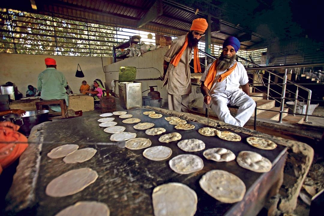 स्वर्ण मंदिर की रसोई जिसे लंगर नाम से भी जाना जाता है दुनिया की सबसे बड़ी रसोई है जहां प्रतिदिन 1 लाख से भी ज्यादा लोगों के लिए खाना बनता है।