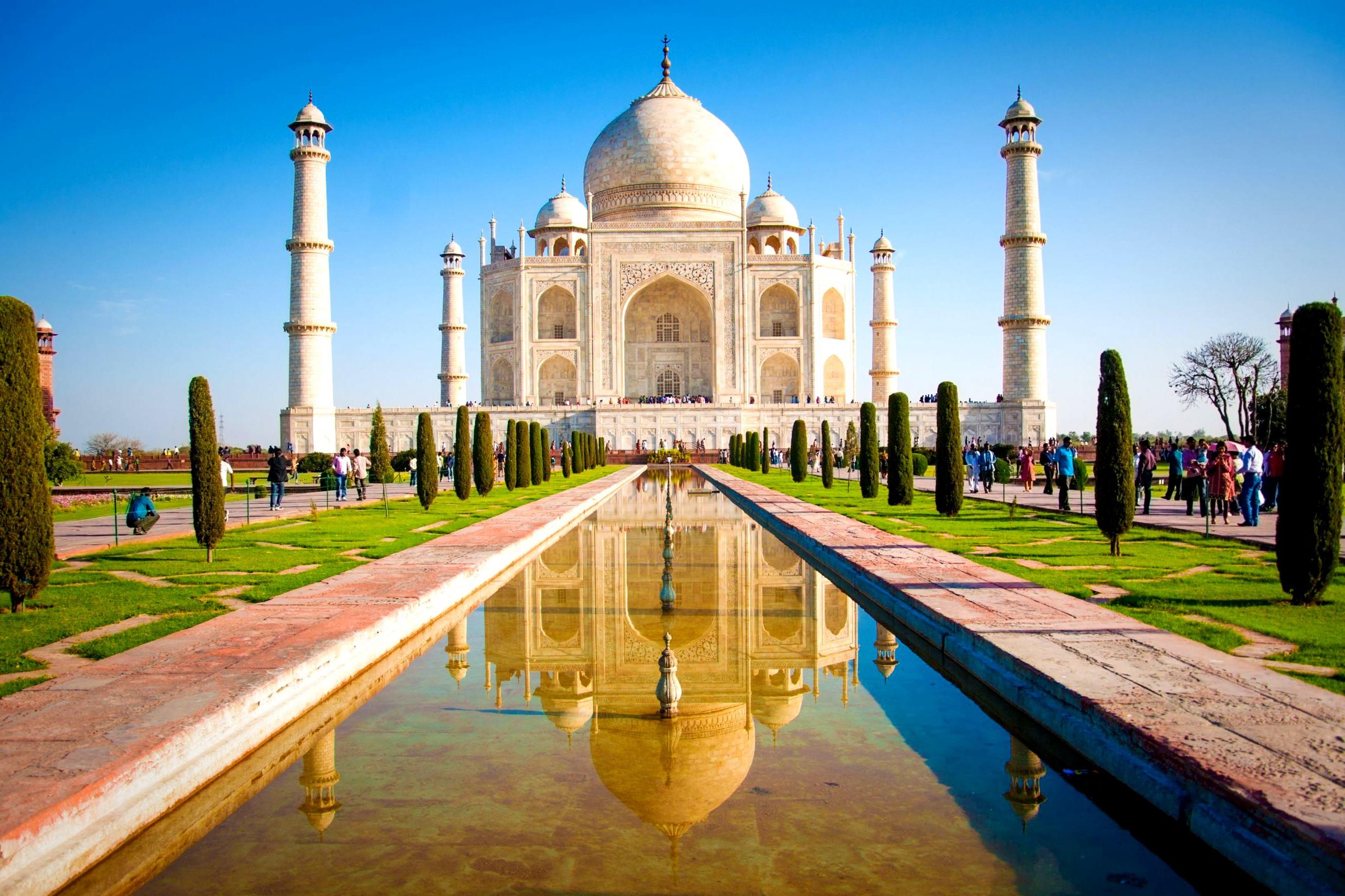 ताजमहल - प्यार की निशानी ताज महल का दीदार करने के लिए हर साल भारी संख्या में सैलानी आगरा पहुंचते हैं। दुनिया में शायद ही ऐसा कोई देश हो जहां लोग भारत के ताजमहल का जिक्र नहीं करते हों।