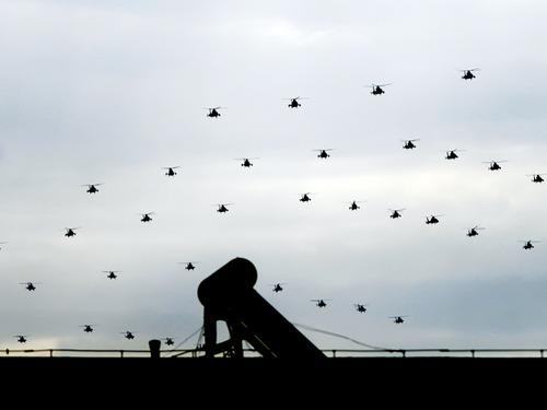 आकाश में एक कतार में उड़ते इन हैलीकॉप्टरों की तस्वीर देखकर हर कोई सिर्फ यही कहेगा वाह क्या बात है।