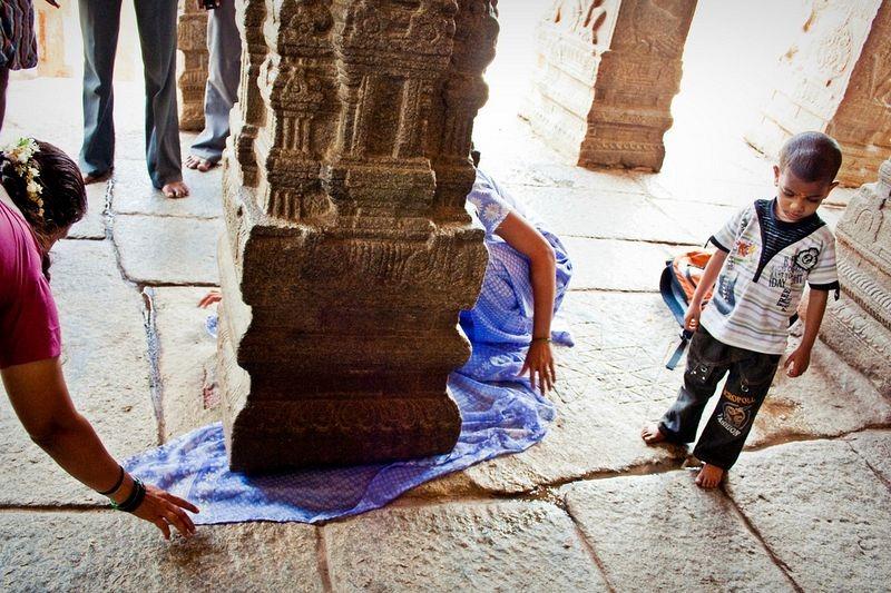 आंध्र प्रदेश के लेपाक्षी में कई पुराने मंदिर मौजूद हैं पर यहां के एक मंदिर में 70 खम्बों में से एक खंबा हवा में लटका हुआ है। यहां घूमने आने वाले लोग इसके नीचे से चीज़ें गुज़ारते हैं।