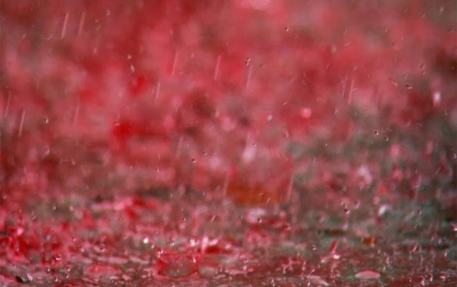 केरल के इडुक्की में लाल रंग की बरसात होती है। ये वाकया पहली बार 1818 में देखा गया। कुछ का कहना है कि मासूम लोगों की जान लेने पर ये बरसात होती है। वैज्ञानिक अभी तक इसके कारण का पता नहीं लगा सके।