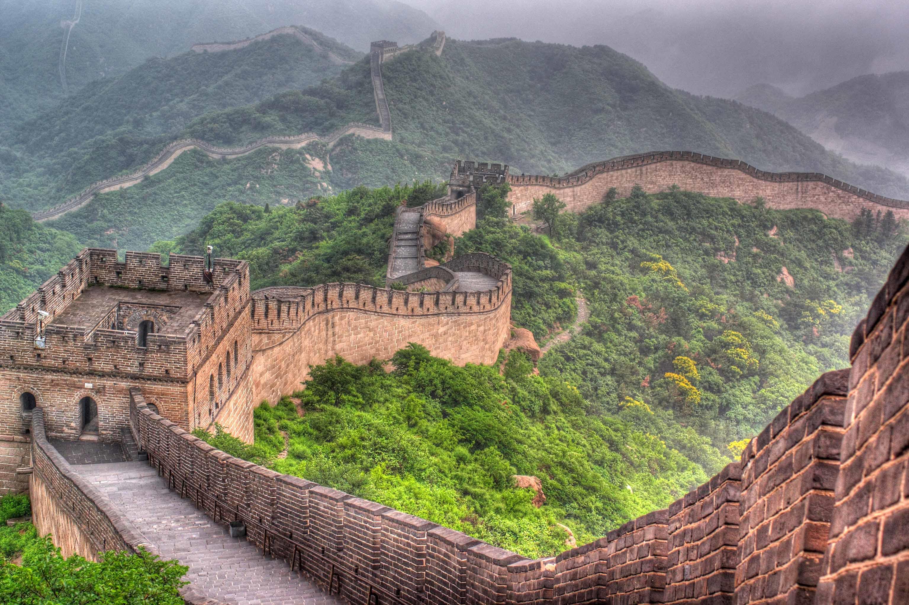 चीन की दीवार - मिट्टी और पत्थर से बनी यह एक किलेनुमा दीवार है जिसे चीन के विभिन्न शासकों द्वारा पांचवीं शताब्दी से लेकर सोलहवीं शताब्दी तक बनवाया गया।
