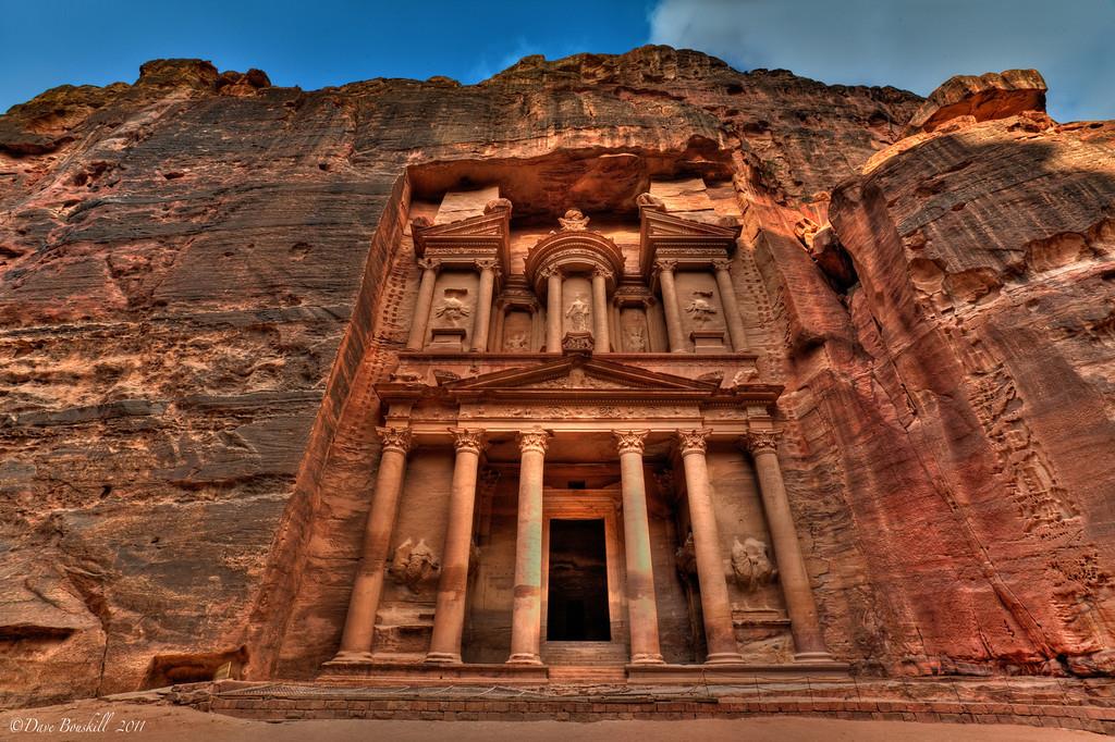पेट्रा -  यह जॉर्डन में स्थित यह एक ऐतिहासिक नगरी है जो अपने पत्थर से तराशी गई इमारतों और पानी वाहन प्रणाली के लिए प्रसिद्ध है। 