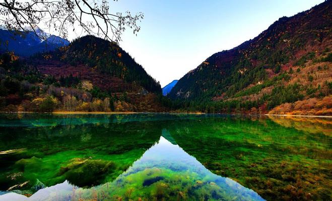 जियुझागु घाटी - यह पूरी घाटी खूबसूरती नदियों और हरें रंग की पानी की झीलों से भरी पड़ी है। इस तरह के महत्वपूर्ण प्राकृतिक आश्चर्य को विश्व बायोस्फीयर रिजर्व के रूप में वर्गीकृत किया गया है।