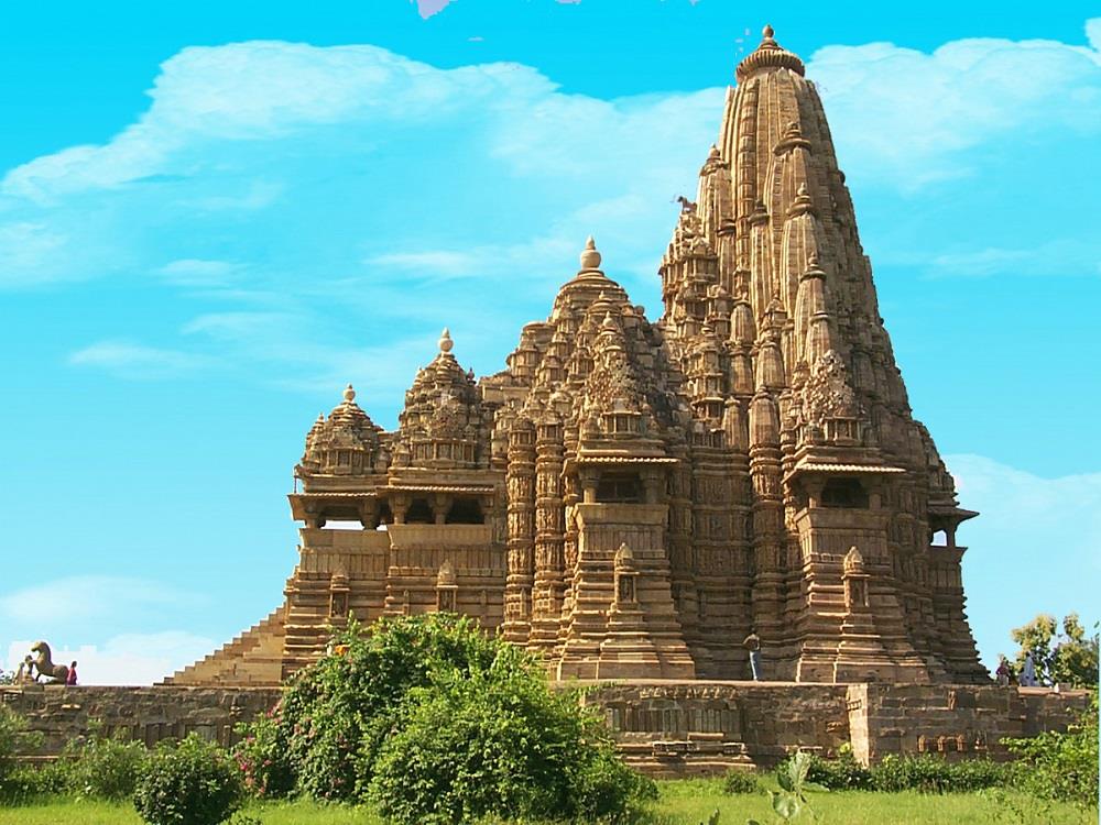 खजुराहो को इसके अलंकृत मंदिरों की वजह से जाना जाता है जो कि देश के सर्वोत्कृष्ठ मध्यकालीन स्मारक हैं। चंदेल शासकों ने इन मंदिरों की तामीर सन 900 से 1130 ईसवी के बीच करवाई थी। 