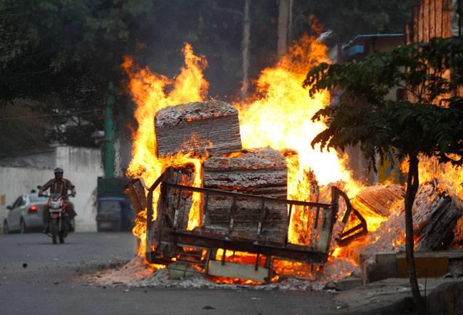 12 सितंबर 2016 को कावेरी जल विवाद पर आए सुप्रीम कोर्ट के फैसले से अचानक कर्नाटक के बंगलुरु में हिंसा भड़क गई। इसमें तमिलनाडु के निवासियों पर हमले हुए और सैकड़ों वाहनों में आग लगा दी गई। इस दौरान 22 बसों में एक साथ हुई आगजनी की तस्वीरों ने सबको हैरान कर दिया।