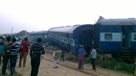 नवंबर 2016 में कानपुर के पास साल का सबसे बड़ा रेल हादसा हुआ। इस हादसे में 150 लोगों ने जान गंवाई। हादसा कितना इतना भयावह था इसकी गवाही रेल हादसे की ये तस्वीर दे रही थी जिसमें रेलगाड़ी के डिब्बे खिलौने की तरह पलटे हुए थे।
