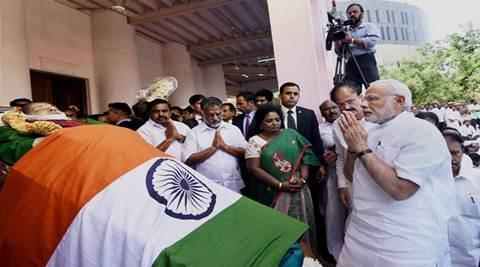 5 दिसंबर 2016 में तमिलनाडु की पूर्व मुख्यमंत्री जे जयललिता की लंबी बीमारी के बाद मौत ने सबको स्तब्ध कर दिया था। पूरा प्रदेश जहां शोक में डूबा था वहीं कई बड़े नेता भी दुख की घड़ी में शरीक हुए। 