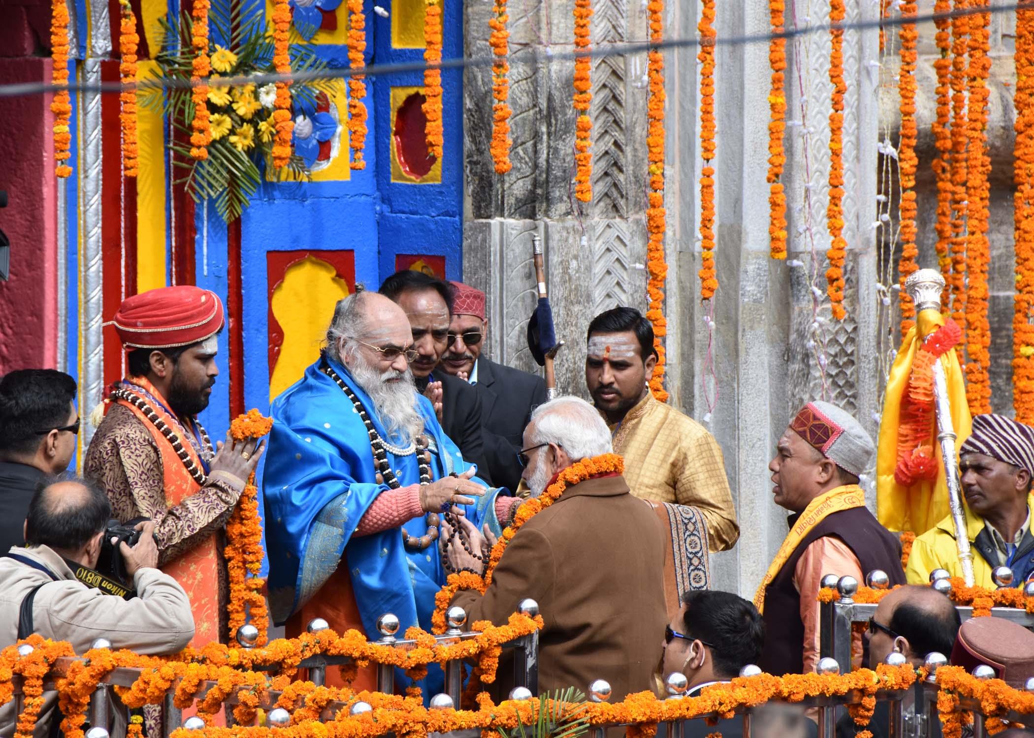 पूजा अर्चना और वैदिक मंत्रोचारण के साथ केदारनाथ मंदिर के कपाट बुधवार सुबह 850 बजे श्रद्धालुओं के दर्शनार्थ खोल दिए गए। 
