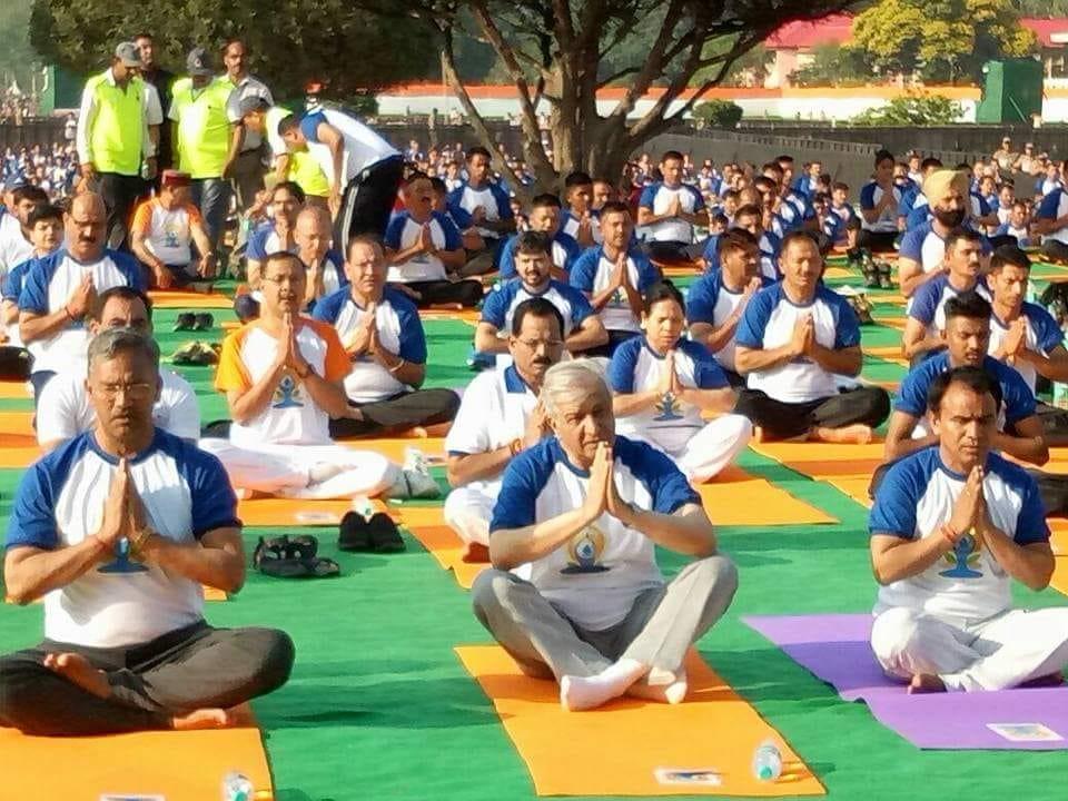 योग दिवस के इस मौके पर पीएम ने लोगों को योग का संदेश देते हुए कहा कि योग सभी को जोड़ने का कार्य करता है। पीएम के बाद उत्तराखण्ड के सीएम ने भी लोगों को संबोधित किया। 
