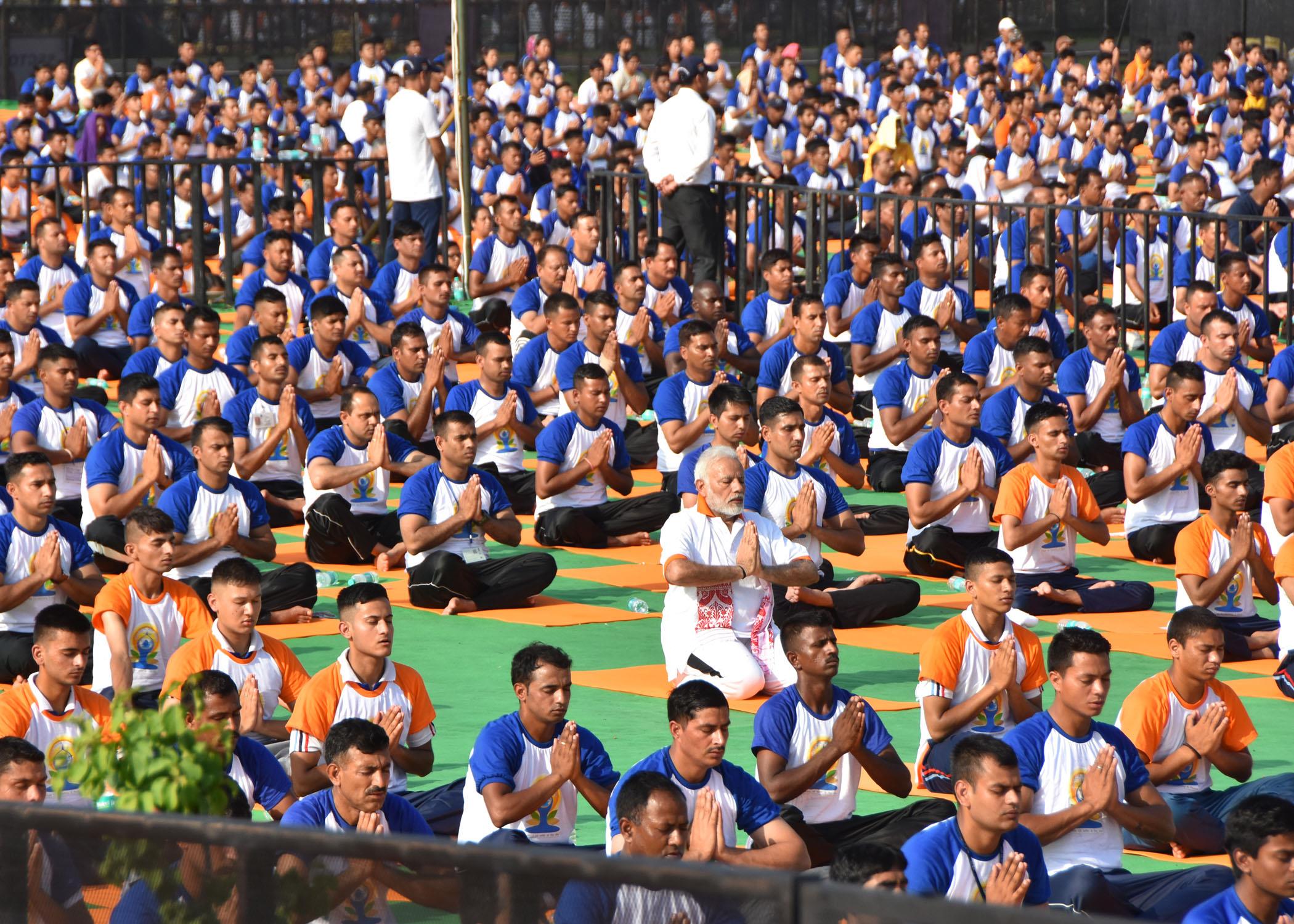 इस अंतरराष्ट्रीय योग दिवस पर पीएम के साथ उत्तराखण्ड के राज्यपाल और सीएम के अलावा लगभग 55 हजार लोगों ने योगासन किए। 