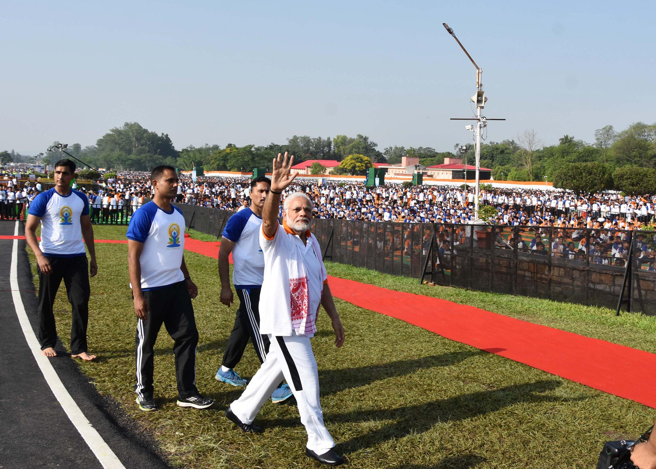 उत्तराखंण्ड के देहरादून में गुरुवार को आयोजित चौथे अंतरराष्ट्रीय योग दिवस में प्रधानमंत्री नरेंद्र मोदी ने शिरकत की।
