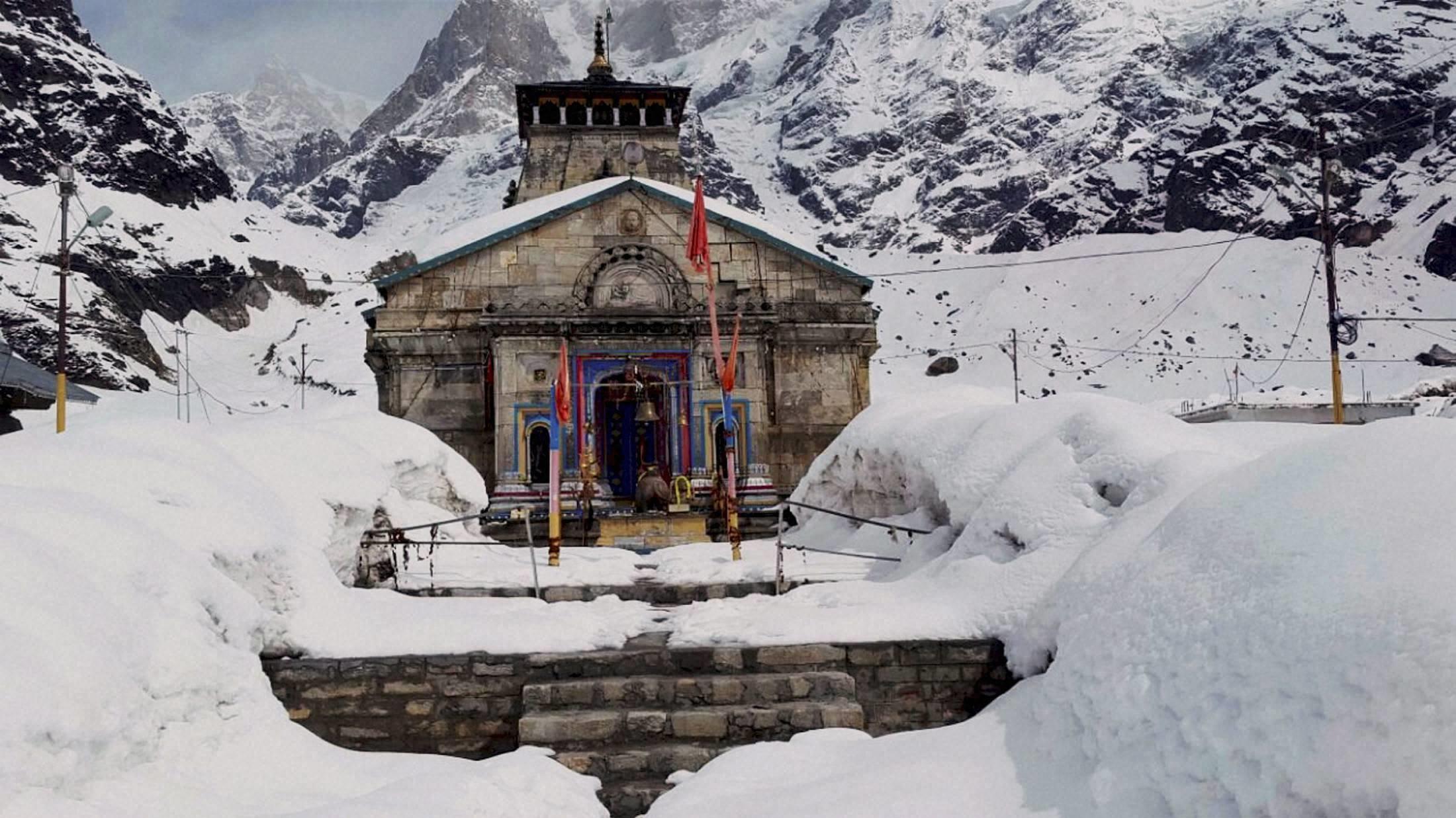 केदारेश्वर ज्योतिर्लिंग गिरिराज हिमालय की केदार नामक चोटी पर स्थित है। चारधामों में सबसे ऊंचाई पर बना केदारनाथ धाम तीन तरफ पहाड़ों से घिरा है। 