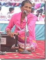 पहाड़ की तीजनबाई के नाम से प्रसि‍द्ध लोक गायिका कबूतरी देवी को गायन की कोई शि‍क्षा नहीं मि‍ली। अपने माता-पि‍ता से उन्‍होंने सूर साधना सीखा। उन्होंने लखनऊ और नजीबाबाद आकाशवाणी केंद्रों से कई लोक गीत गाए।