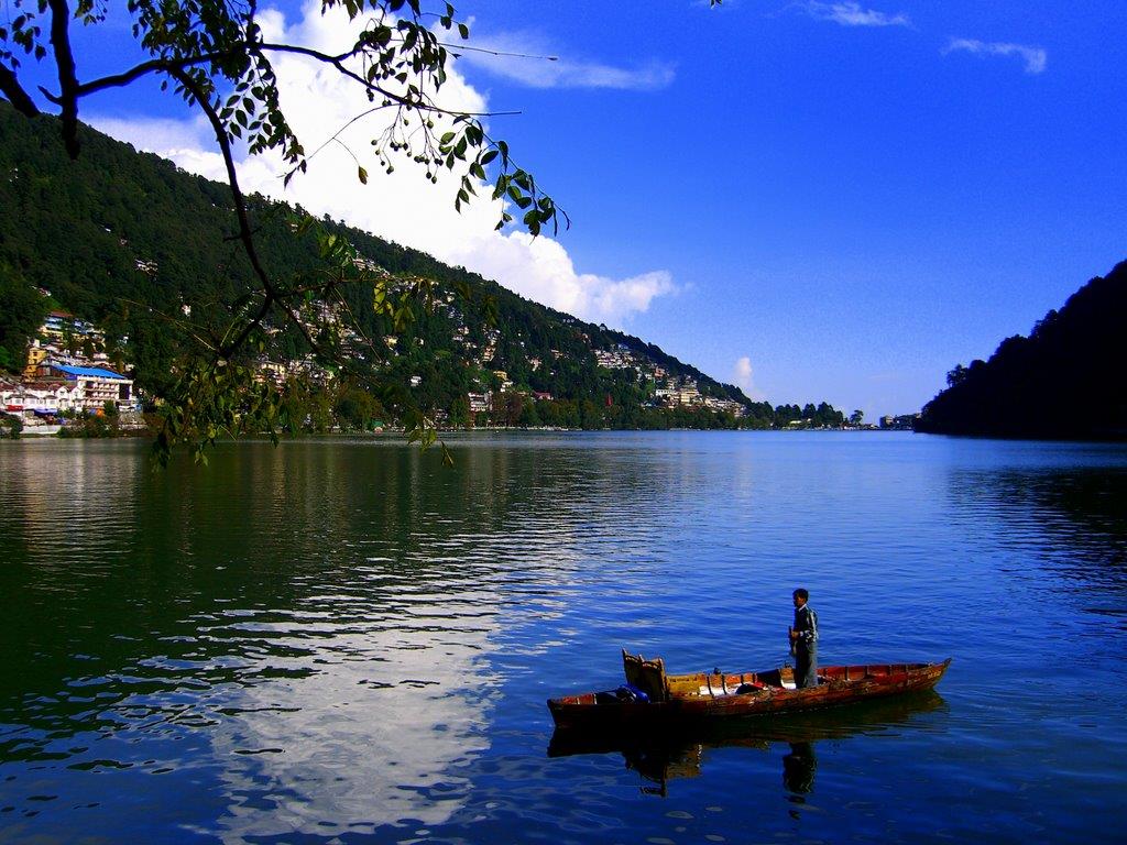 भीमताल झील - इस झील का नाम पांच पांडवों में से एक पांडव भीम के नाम पर रखा गया। इस झील के बीचों - बीच एक बड़ा सा द्वीप है जो झील के तट से 91 मीटर की दूरी पर स्थित है। 