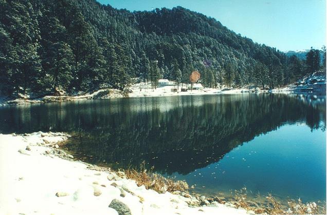 डोडीताल झील - स्वच्छ और निर्मल जल से भरी यह झील चारों ओर से घने वनों से लदा हुआ है। हिमालय क्षेत्र की प्रसिद्ध टाउट मछलियां भी यहां पाई जाती हैं। 