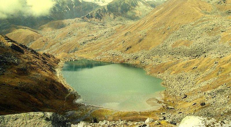 वासुकी ताल - यह झील शानदार हिमालय पर्वतश्रृंखलाओं के बीच स्थित है। यात्रियों को जून से अक्टूबर के महीनों में यहां आने की सलाह दी जाती है क्योंकि इस दौरान जगह का मौसम काफी सुहावना होता है।