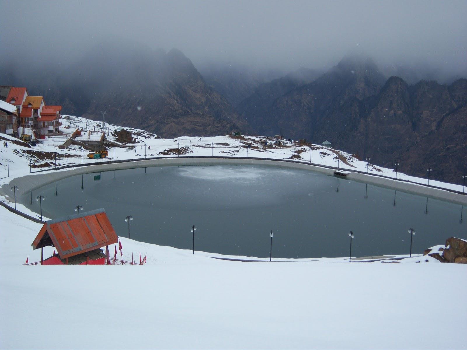 यह जगह सरकार द्वारा बनाई गई कृत्रिम औली झील के लिए प्रसिद्ध है जो विशेष रूप से कम बर्फबारी के महीनों में नई स्की ढलानों पर कृत्रिम बर्फ उपलब्ध कराने के लिए उपयोग की जाती है।