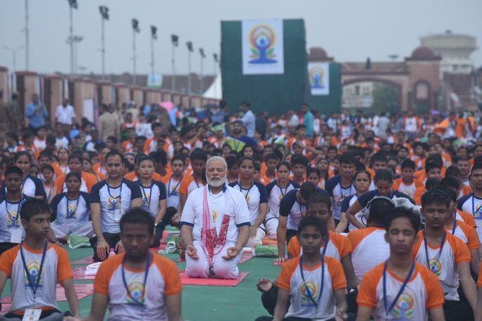 पीएम मोदी ने लखनऊ में 51000 लोगों के साथ किया योग साथ ही उन्होंने लोगों को कहा कि अपने जीवन में योग को नमक की तरह जोड़ लीजिए