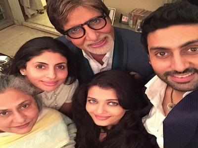 लगता है कि महानायक अमिताभ बच्चन को सेल्फी का ज्यादा ही शौक है। तभी तो देखिए न इस फोटो में वह अपने परिवार के साथ ली गई सेल्फी में नज़र आ रहे हैं।