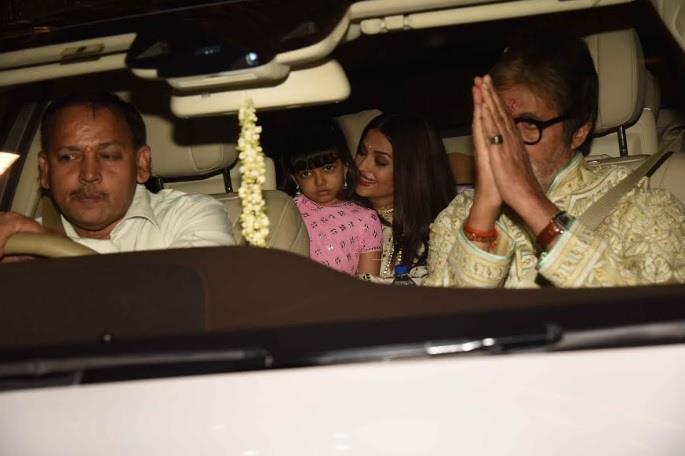 अमिताभ बच्चन के घर दिवाली का जश्न मनाया गया जिसमें बॉलीवुड के कई सितारे पहुंचे। बॉलीवुड सितारों ने जमकर दिवाली मनाई और अपने खास दोस्‍तों को बधाई दी। 