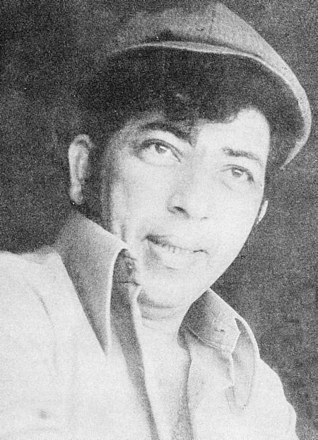 अमजद खान स्टेज के जरिए फिल्मों में आए थे। उन्होंने साल 1957 में आई फिल्म अब दिल्ली दूर नहीं से एक बाल कलाकार के रूप में काम करना शुरू किया था।