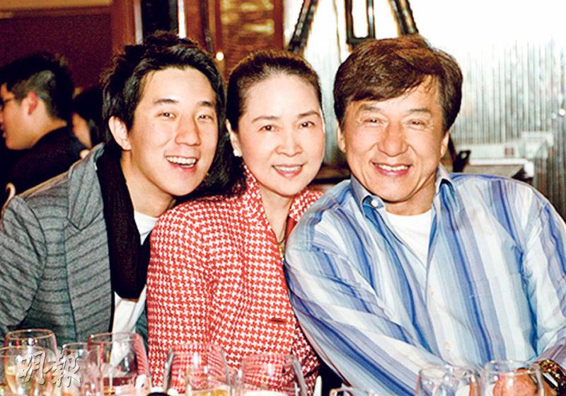 सन 1982 में जैकी चैन ने लिन फ़ेंग-जियाओ नाम की एक ताइवानी अभिनेत्री से शादी की थी। उसी वर्ष दोनों को एक बेटा जायसी चैन हुआ।