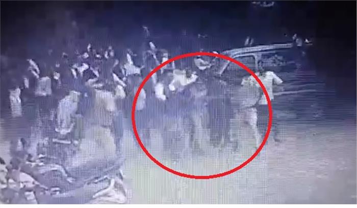 वकीलों से बचकर भागती दिखीं दिल्ली पुलिस की DCP मोनिका भारद्वाज , बदसलूकी का नया वीडियो वायरल
