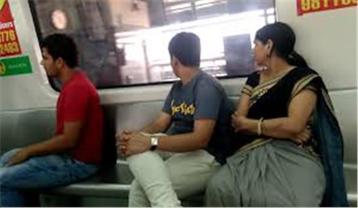 कोरोना संकट - Delhi Metro ने जारी की एडवायजरी , यात्री एक सीट छोड़कर बैठें , स्टेशनों पर यात्रियों की थर्मल जांच