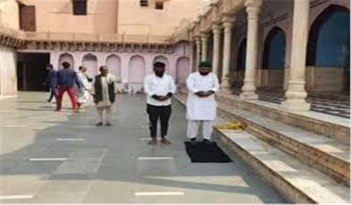 मथुरा के मंदिर में दिल्ली से आए लोगों ने नमाज पढ़ी और फोटो सोशल मीडिया पर वायरस किया , FIR दर्ज