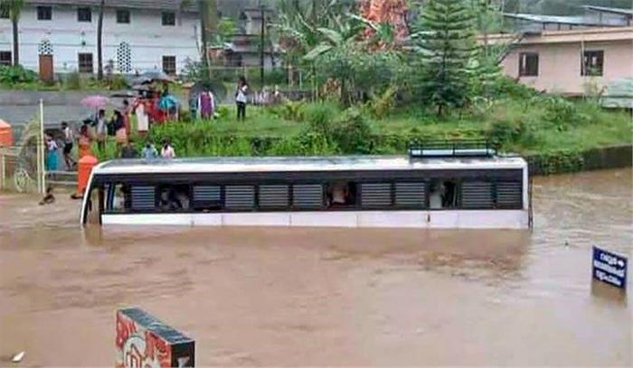 बारिश से उत्तर - दक्षिण भारत हलकान , कई राज्यों के लिए 4 दिन का अलर्ट , उत्तराखंड में आवाजाही न करने की सलाह


