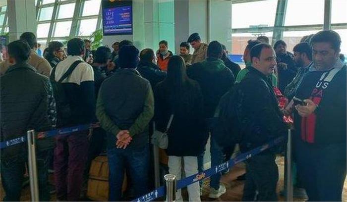स्पाइसजेट की फ्लाइट लेट होने पर यात्रियों - एयरलाइन कर्मचारियों के बीच तीखी बहस , एयरपोर्ट पर हंगामा